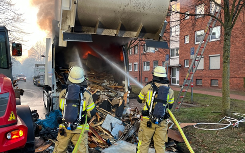 FW Bremerhaven: Brand eines Müllfahrzeugs in Geestemünde - Foto: presseportal.de