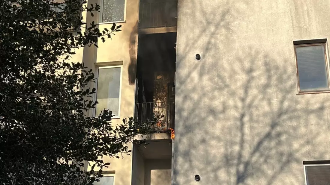 FW Bremerhaven: Küchenbrandbrand in Lehe - Balkonbrand greift auf Küche über - Bild: presseportal.de