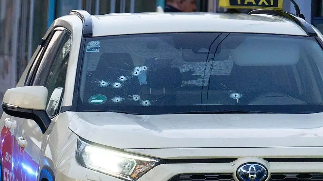 Auf das Taxi wurden mehrere Schüsse abgegeben - vor allem auf die Beifahrerseite. - Bild: Henning Kaiser/dpa