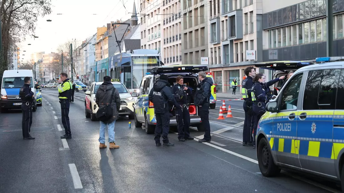 Die Mordkommission ermittelt zu dem Vorfall. - Bild: Matthi Rosenkranz/dpa