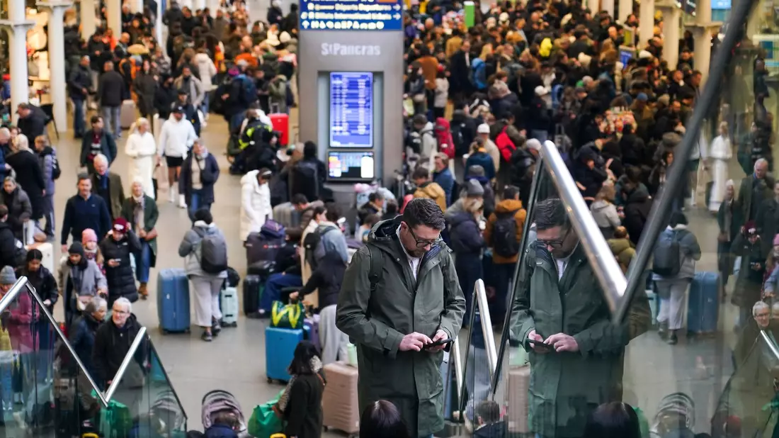 Passagiere stranden in London am Bahnhof St Pancras International - Bild: Alberto Pezzali/AP/dpa