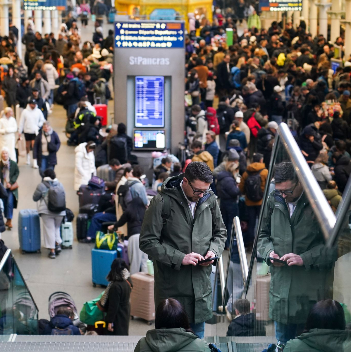 Passagiere stranden in London am Bahnhof St Pancras International - Foto: Alberto Pezzali/AP/dpa