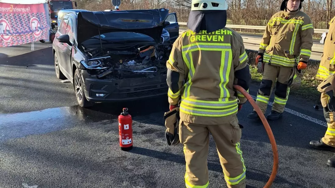 FW-Greven: Schwerer Verkehrsunfall auf der A1 mit fünf verletzten Personen. - Bild: presseportal.de