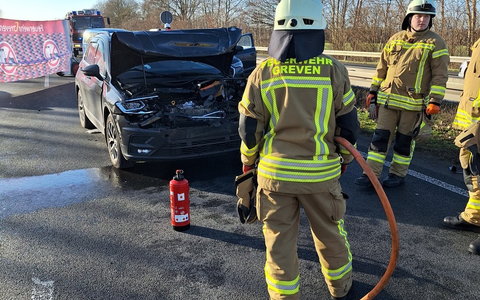 FW-Greven: Schwerer Verkehrsunfall auf der A1 mit fünf verletzten Personen. - Foto: presseportal.de