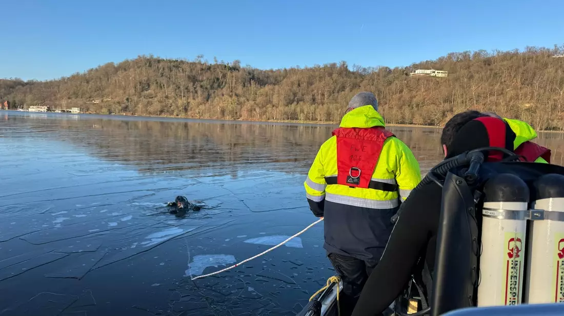 FW-E: Wasserrettungseinsatz am Baldeneysee - Eisschicht erschwert Erkundung - Bild: presseportal.de