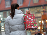 Die meisten Menschen geben laut Umfrage Geschenke zurück, die nicht gefallen. - Foto: Matthias Bein/dpa