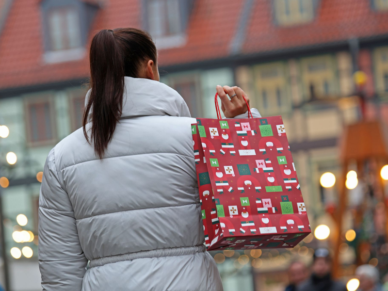 Die meisten Menschen geben laut Umfrage Geschenke zurück, die nicht gefallen. - Foto: Matthias Bein/dpa