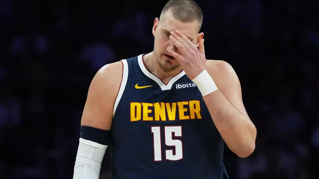 Nikola Jokic muss für einige Zeit pausieren. - Bild: Lynne Sladky/AP/dpa