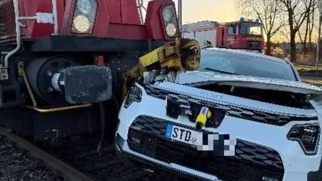 POL-STD: Zusammenstoß zwischen Güterzug und PKW in Bützfleth - 62-jähriger Autofahrer schwer verletzt - Bild: presseportal.de