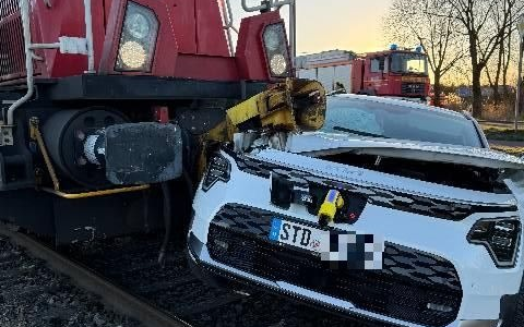 POL-STD: Zusammenstoß zwischen Güterzug und PKW in Bützfleth - 62-jähriger Autofahrer schwer verletzt - Foto: presseportal.de