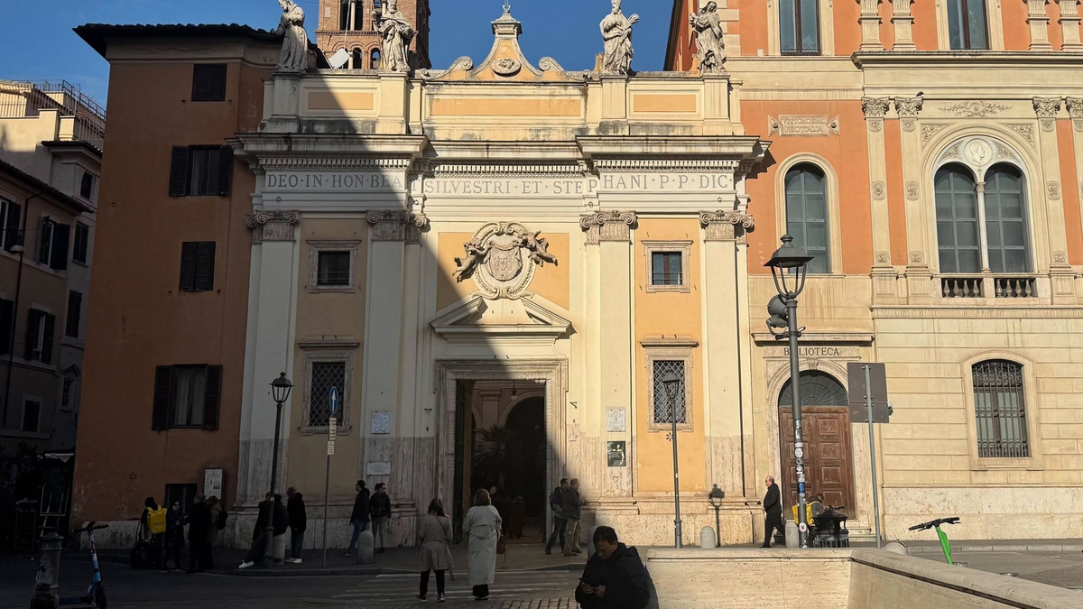 Die meisten Touristen nehmen die Kirche gar nicht wahr. (Archivbild) - Foto: Christoph Sator/dpa
