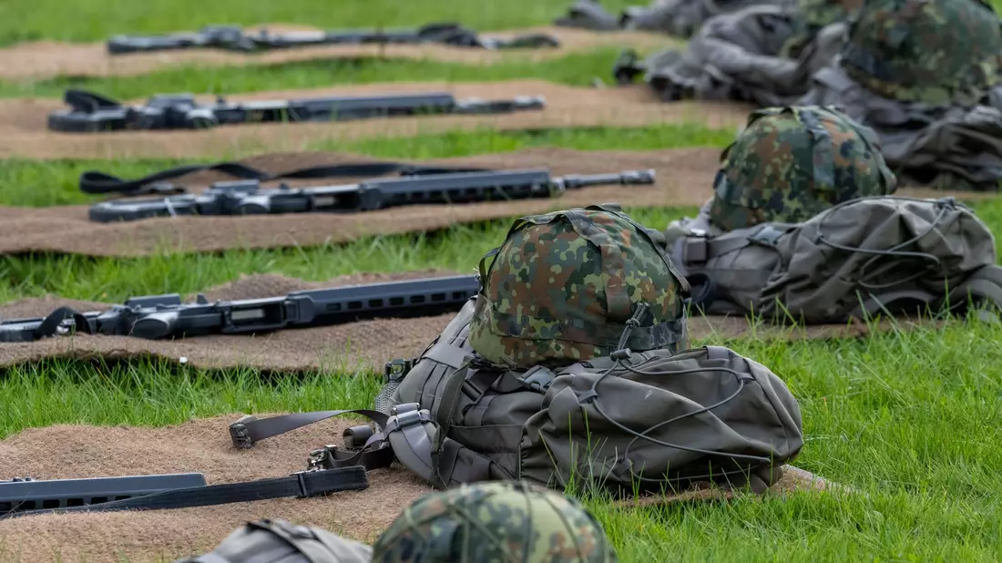 Der Wehrbeauftragte Henning Otte stellt eine geänderte Einstellung der Gesellschaft zur Bundeswehr fest.  - Bild: Stefan Sauer/dpa