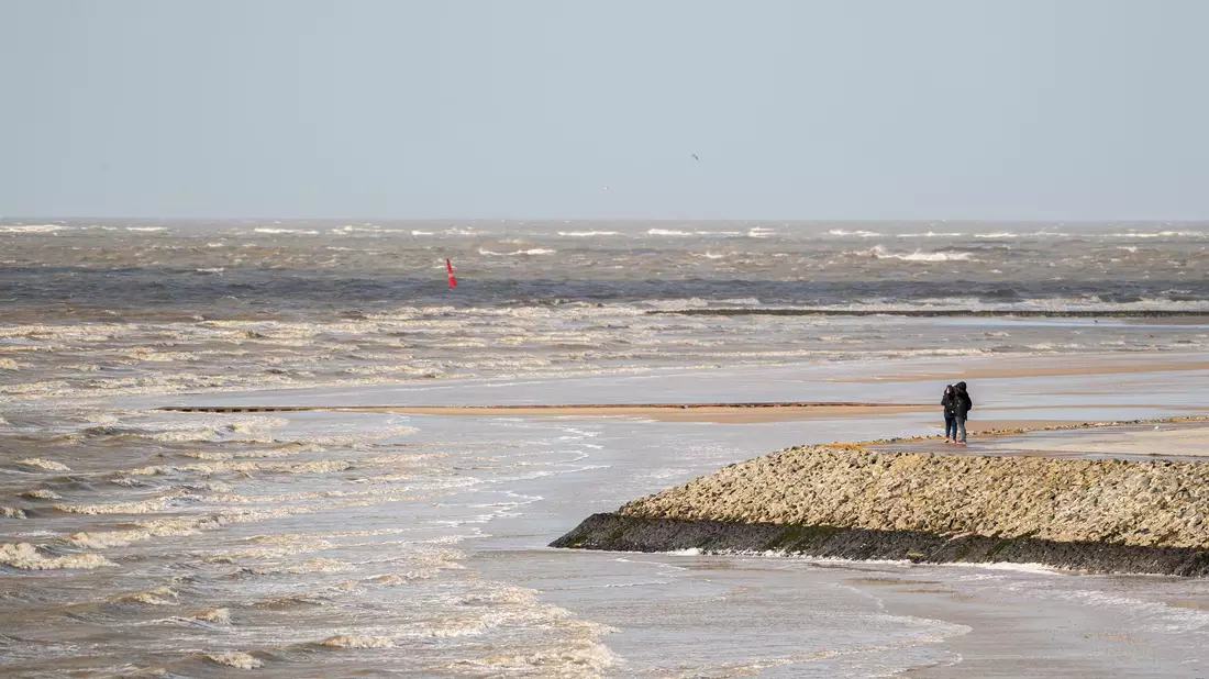 Wissenschaftler gehen davon aus, dass der Meeresspiegel in der Nordsee bis 2100 zwischen 30 und 120 Zentimeter steigen wird. (Archivbild) - Bild: Mohssen Assanimoghaddam/dpa