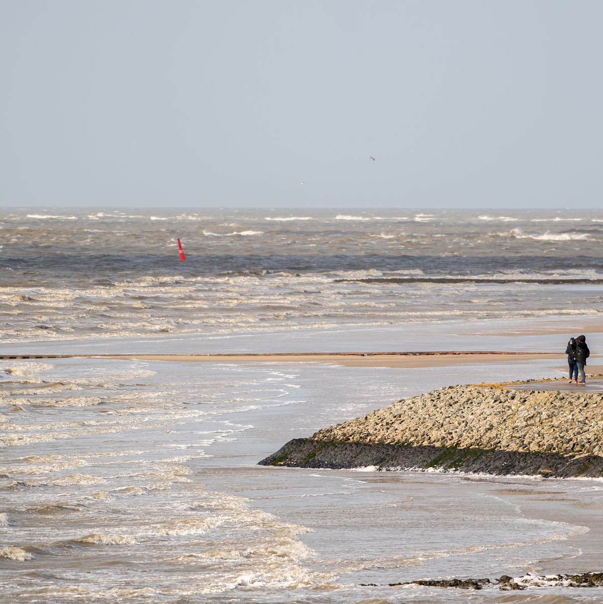 Wissenschaftler gehen davon aus, dass der Meeresspiegel in der Nordsee bis 2100 zwischen 30 und 120 Zentimeter steigen wird. (Archivbild) - Foto: Mohssen Assanimoghaddam/dpa