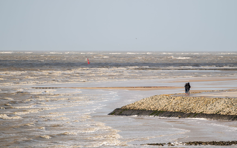 Wissenschaftler gehen davon aus, dass der Meeresspiegel in der Nordsee bis 2100 zwischen 30 und 120 Zentimeter steigen wird. (Archivbild) - Foto: Mohssen Assanimoghaddam/dpa