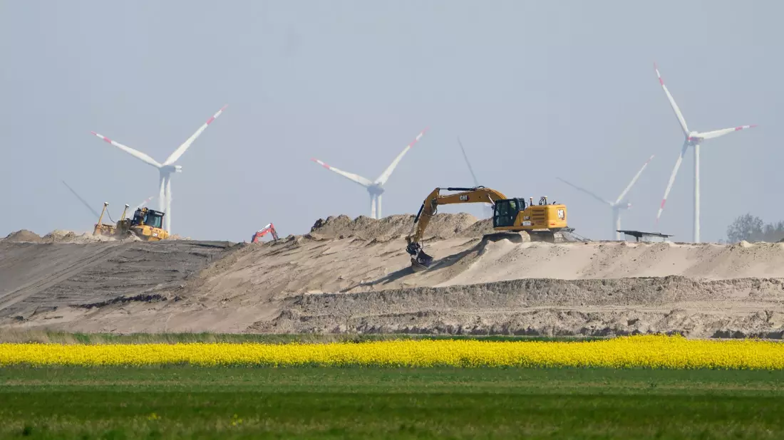 Die Landesschutzdeiche in Schleswig-Holstein werden zu sogenannten Klimadeichen ausgebaut. (Archivbild) - Bild: Marcus Brandt/dpa