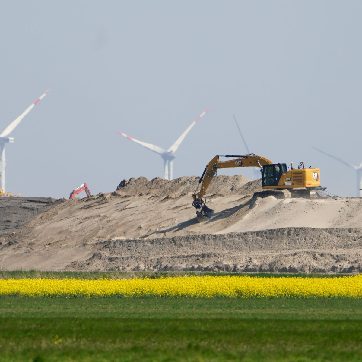 Die Landesschutzdeiche in Schleswig-Holstein werden zu sogenannten Klimadeichen ausgebaut. (Archivbild) - Foto: Marcus Brandt/dpa
