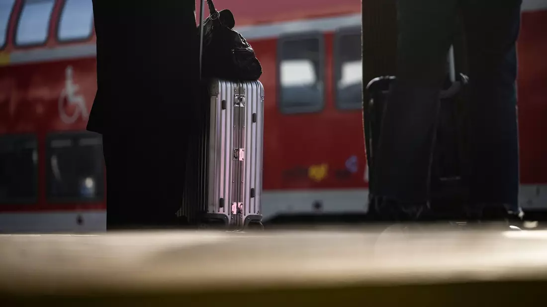 Über Lautsprecher werden Reisende immer wieder sensibilisiert, ihr Gepäck vor Dieben zu schützen. (Illustration) - Bild: Marijan Murat/dpa