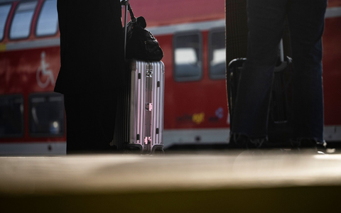 Über Lautsprecher werden Reisende immer wieder sensibilisiert, ihr Gepäck vor Dieben zu schützen. (Illustration) - Foto: Marijan Murat/dpa