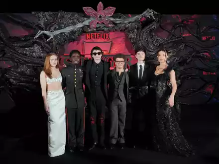 Stars der Serie «Stranger Things»: Sadie Sink, Caleb McLaughlin, Finn Wolfhard, Gaten Matarazzo, Noah Schnapp und Millie Bobby Brown im November in Los Angeles (von links nach rechts). (Archivbild) - Foto: Jordan Strauss/Invision/AP/dpa
