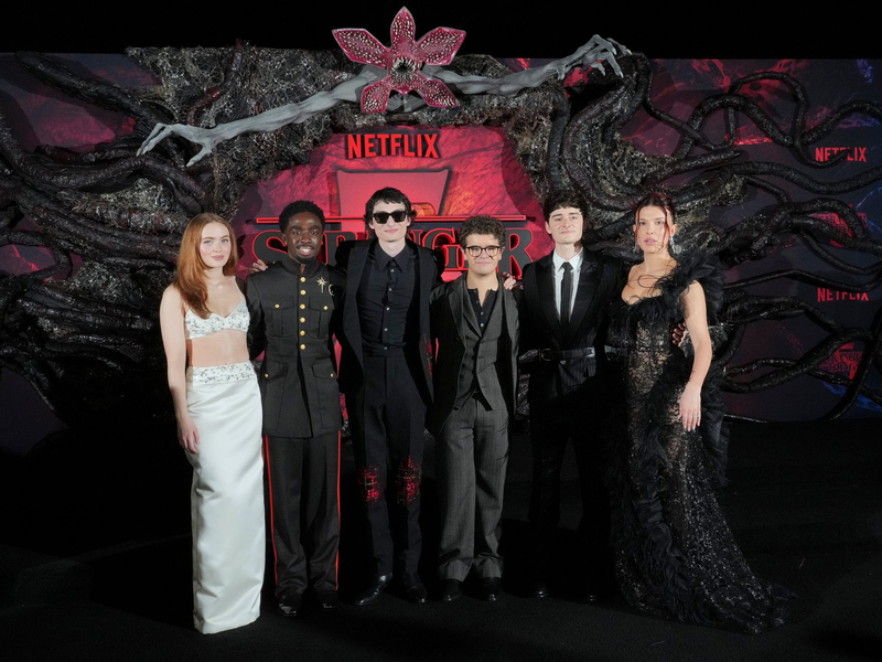 Stars der Serie «Stranger Things»: Sadie Sink, Caleb McLaughlin, Finn Wolfhard, Gaten Matarazzo, Noah Schnapp und Millie Bobby Brown im November in Los Angeles (von links nach rechts). (Archivbild) - Foto: Jordan Strauss/Invision/AP/dpa
