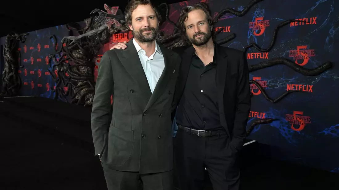 Die 41 Jahre alten Zwillingsbrüder Matt (links) und Ross Duffer sind die Schöpfer der Netflix-Kultserie «Stranger Things». (Archivbild) - Bild: -/Netflix/dpa