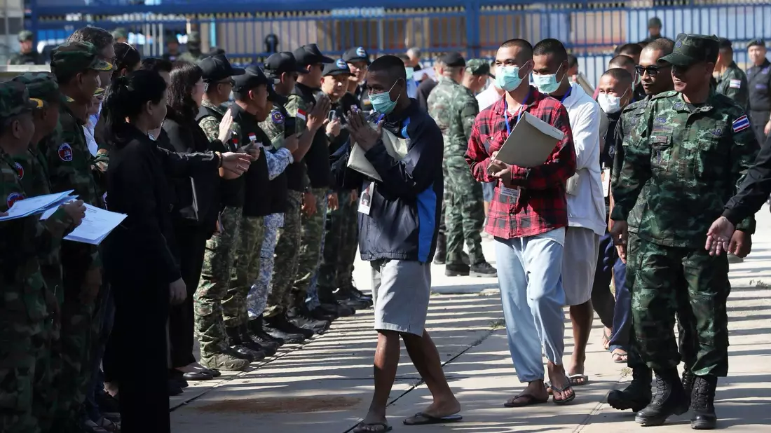 Das Komitee vom Internationalen Roten Kreuz beobachtete die Übergabe. - Bild: Uncredited/AGENCE KAMPUCHEA PRESS/AP/dpa