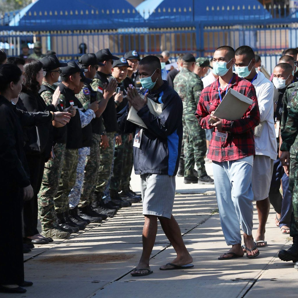 Das Komitee vom Internationalen Roten Kreuz beobachtete die Übergabe. - Foto: Uncredited/AGENCE KAMPUCHEA PRESS/AP/dpa