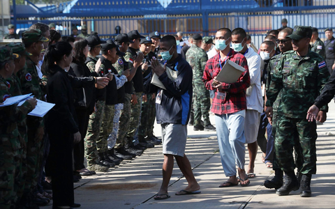 Das Komitee vom Internationalen Roten Kreuz beobachtete die Übergabe. - Foto: Uncredited/AGENCE KAMPUCHEA PRESS/AP/dpa
