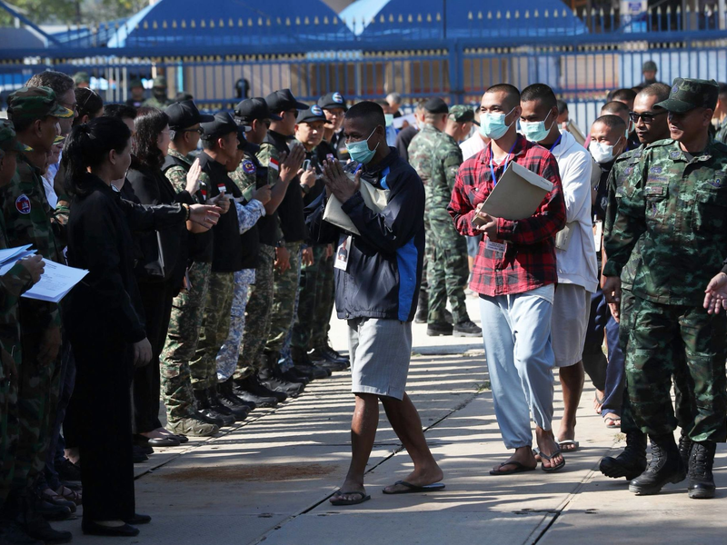 Das Komitee vom Internationalen Roten Kreuz beobachtete die Übergabe. - Foto: Uncredited/AGENCE KAMPUCHEA PRESS/AP/dpa