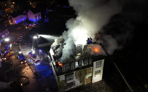 FF Olsberg: Feuer zerstört Dachstuhl des ehemaligen Krankenhauses in Olsberg - Foto: presseportal.de