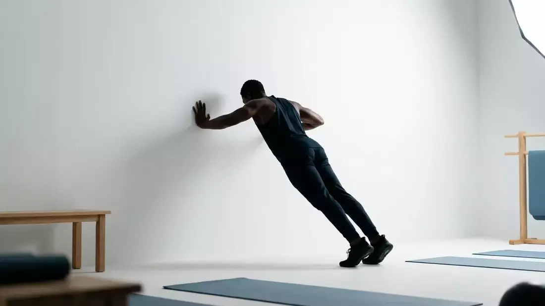 Wand-Liegestütz wird zum Fitness-Trend 2026 - Bild: über boerse-global.de