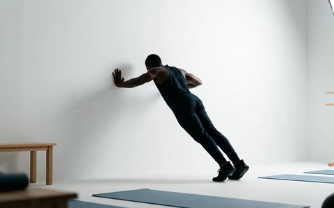 Wand-Liegestütz wird zum Fitness-Trend 2026 - Foto: über boerse-global.de