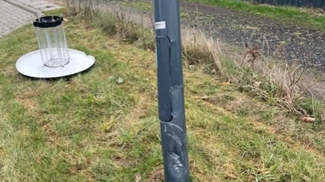 POL-STD: Autofahrer beschädigt Straßenlaterne in Horneburg und flüchtet - Polizei sucht Verursacher und Zeugen, Zweiter Einbruch in Mittelnkirchen, Papiercontainer in Buxtehude angesteckt - Bild: presseportal.de
