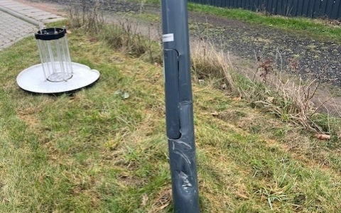 POL-STD: Autofahrer beschädigt Straßenlaterne in Horneburg und flüchtet - Polizei sucht Verursacher und Zeugen, Zweiter Einbruch in Mittelnkirchen, Papiercontainer in Buxtehude angesteckt - Foto: presseportal.de