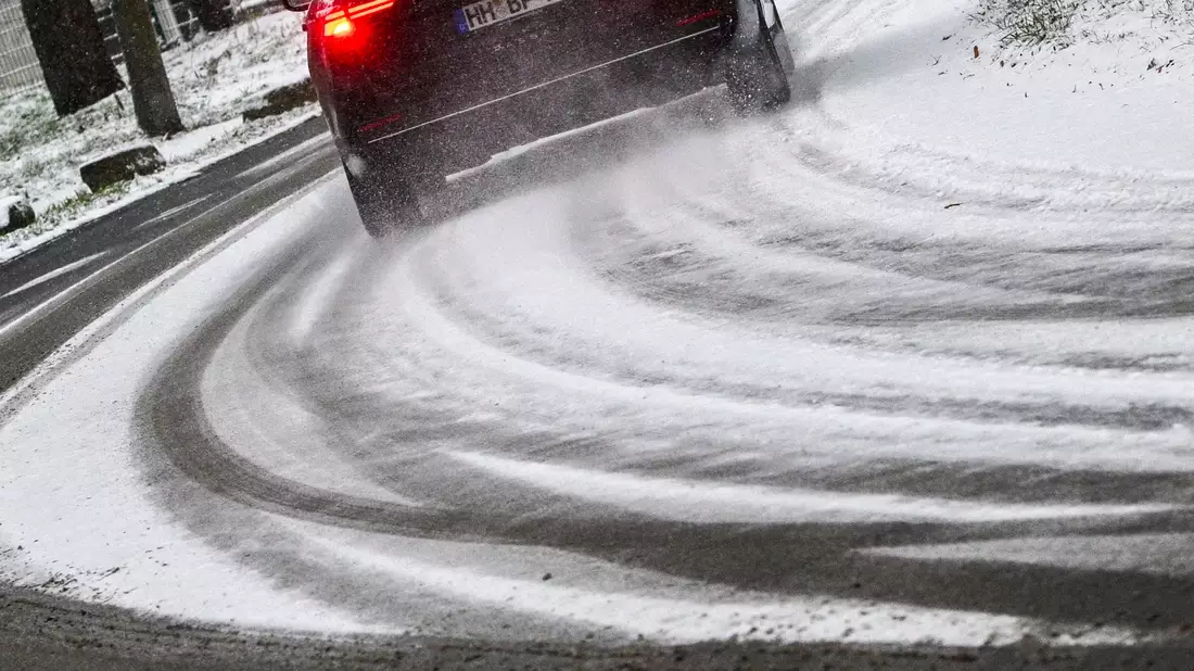 Regional fiel heute bereits Schnee - so in Berlin.  - Bild: Jens Kalaene/dpa