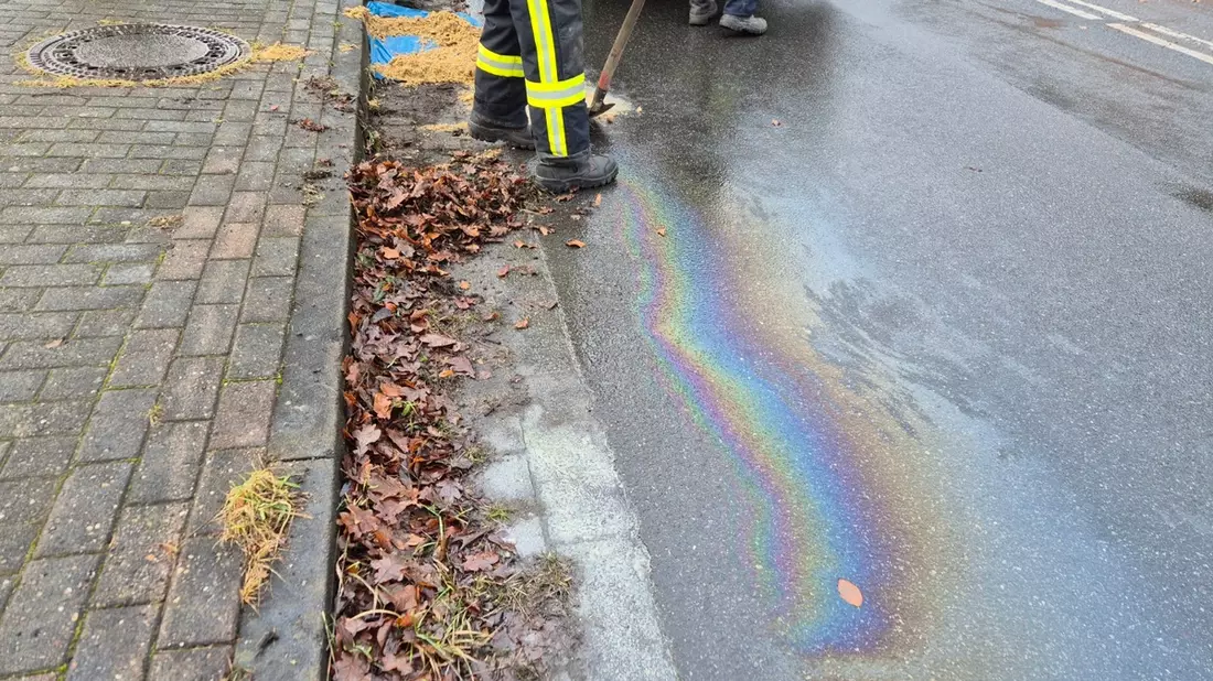 FW Südheide: Mehrere kilometerlange Ölspur im Ortsgebiet von Beckedorf - Bild: presseportal.de