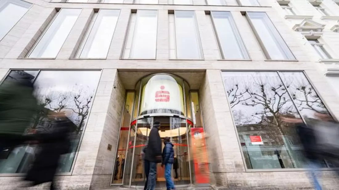 Die betroffene Sparkasse Köln/Bonn bestätigte den Vorfall. - Bild: Benjamin Westhoff/dpa