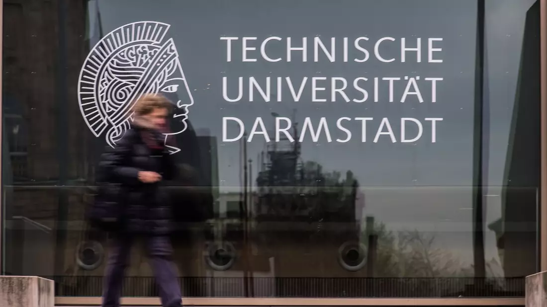 Forscher der TU Darmstadt haben angeblich gravierende Schwachstellen bei einer beliebten Smartwatch festgestellt. (Archivfoto) - Bild: Andreas Arnold/dpa