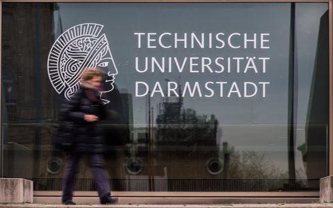 Forscher der TU Darmstadt haben angeblich gravierende Schwachstellen bei einer beliebten Smartwatch festgestellt. (Archivfoto) - Foto: Andreas Arnold/dpa