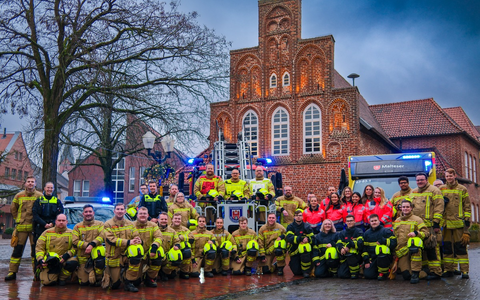 FW-OLL: Einsatzkräfte stehen in der Silvesternacht gemeinsam bereit - Foto: presseportal.de