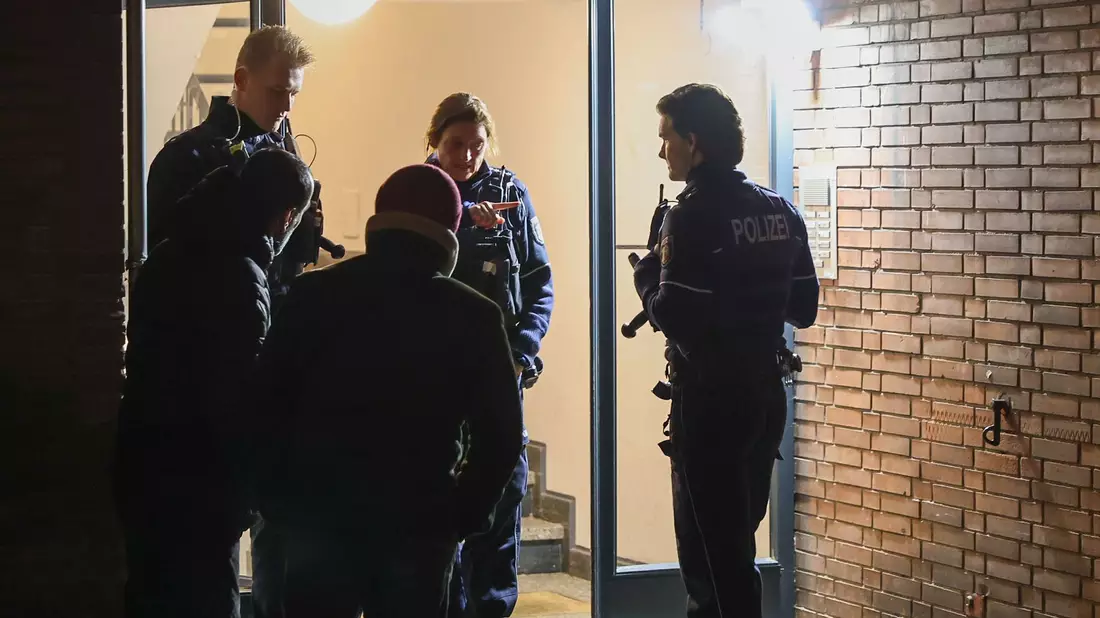 Die Polizei nahm den tatverdächtigen Jugendlichen noch vor Ort fest. - Bild: BlaulichtRheinlandNRW/dpa
