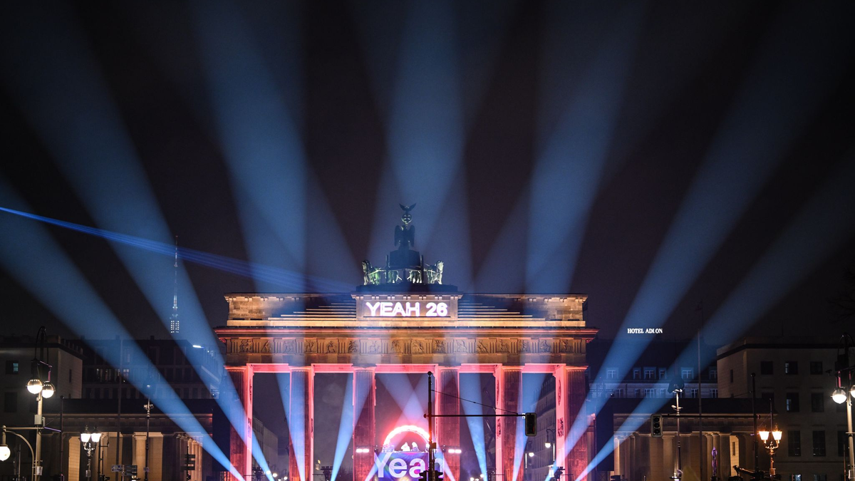 Dieses Jahr gab es keine Konzerte, dafür DJs am Brandenburger Tor. - Foto: Britta Pedersen/dpa