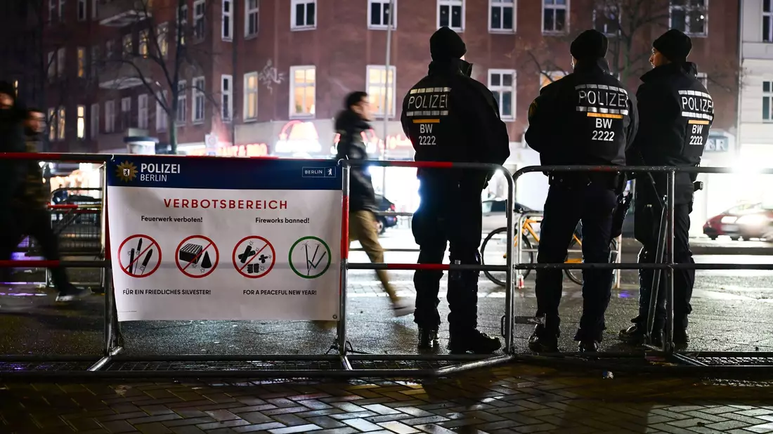 Erneut sind Polizisten und Rettungskräfte in Berlin von Silvester-Randalierern angegriffen worden.  - Bild: Sebastian Christoph Gollnow/dpa