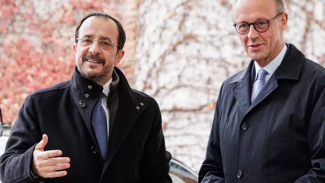 Die Regierung unter Präsident Nikos Christodoulides, hier mit Kanzler Friedrich Merz, wird in den nächsten Monaten eine Schlüsselrolle in der EU spielen. (Archivbild) - Bild: Carsten Koall/dpa