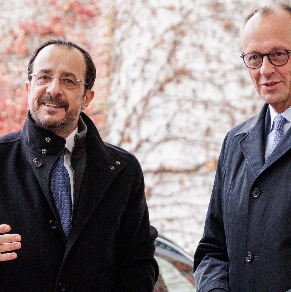 Die Regierung unter Präsident Nikos Christodoulides, hier mit Kanzler Friedrich Merz, wird in den nächsten Monaten eine Schlüsselrolle in der EU spielen. (Archivbild) - Foto: Carsten Koall/dpa