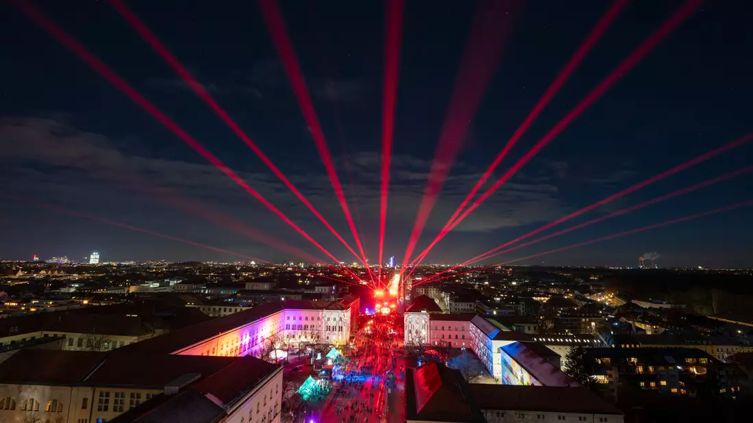 Eine Lasershow auf der Silvestermeile auf der Ludwigstraße in München. - Bild: Peter Kneffel/dpa