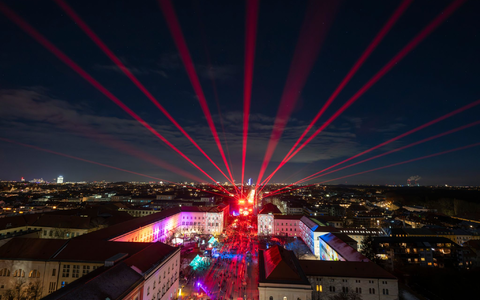 Eine Lasershow auf der Silvestermeile auf der Ludwigstraße in München. - Foto: Peter Kneffel/dpa