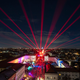 Eine Lasershow auf der Silvestermeile auf der Ludwigstraße in München. - Foto: Peter Kneffel/dpa