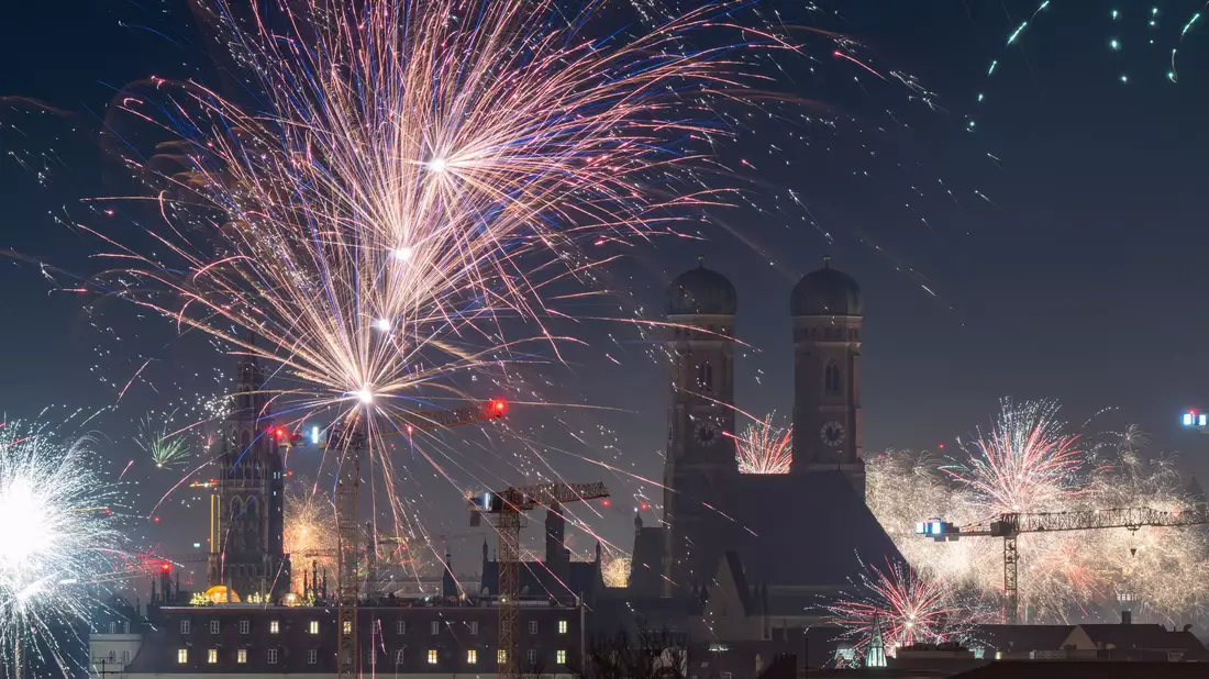 Feuerwerk über der Münchner Innenstadt. Zu einer privaten Party auf der Ludwigstraße kamen etwa 10.000 Leute. - Bild: Peter Kneffel/dpa